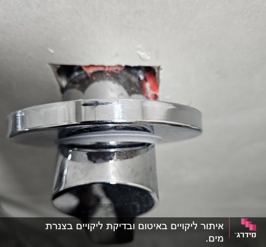 ברז מים מותקן בקיר עם חיבור חשוף
